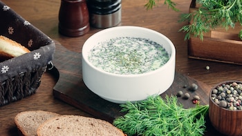 Receta de salsa de eneldo, un condimento perfecto para salmón y otros pescados