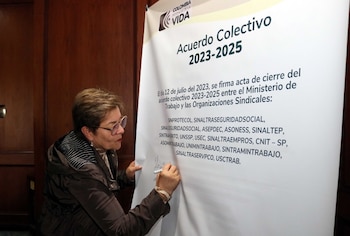 Ministra de Trabajo firmando el