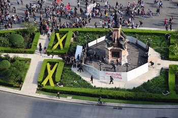 El grupo destruyó varios comercios,