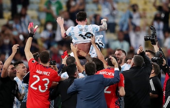 Messi es levantado en andas