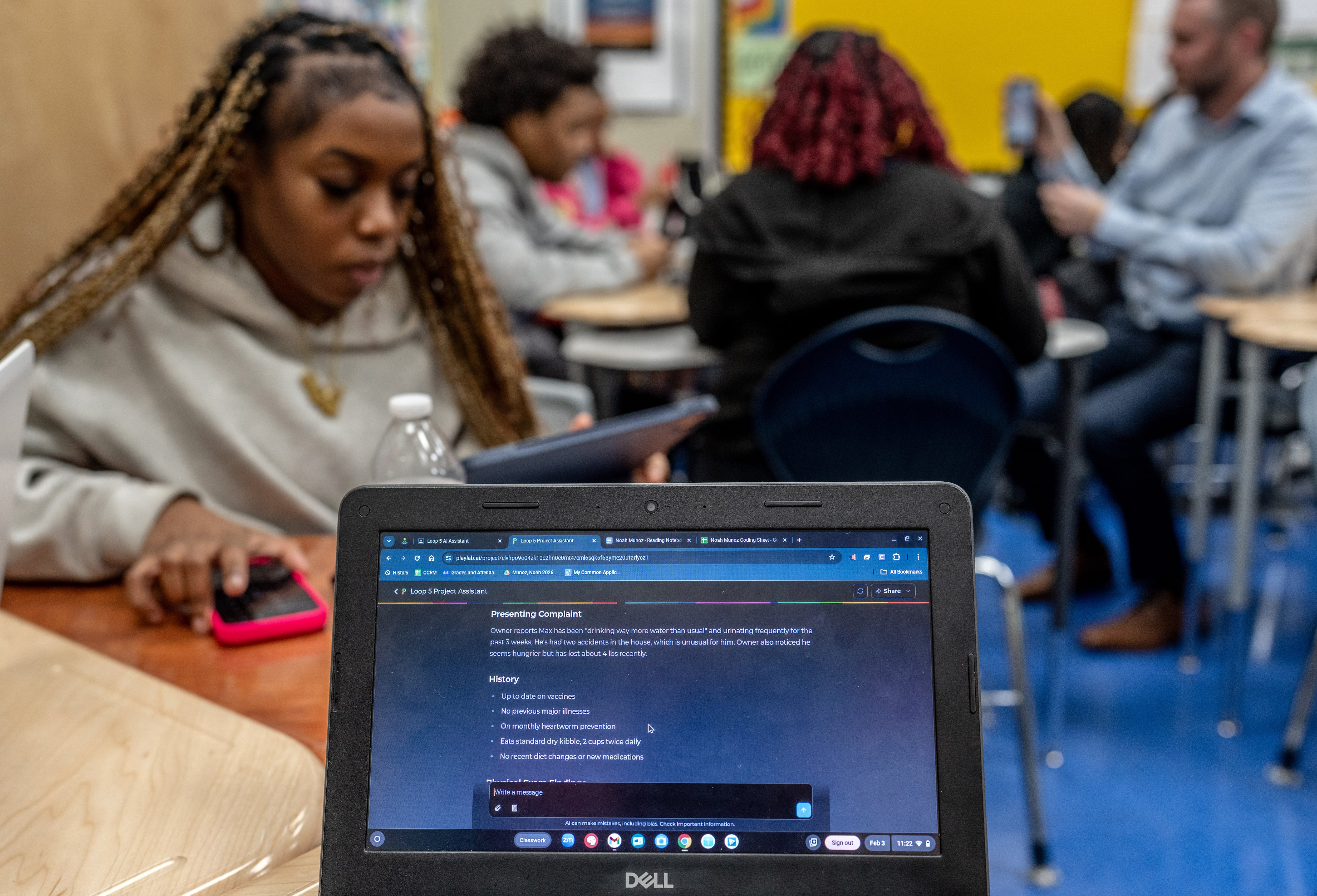 Alumnos de la nueva materia de alfabetización en inteligencia artificial en la North Star Academy Washington Park High School, en Newark, Nueva Jersey, en febrero pasado. Los estudiantes de esa clase pueden usar chatbots de IA para explorar posibles carreras o perfeccionar su escritura (Juan Arredondo/The New York Times)