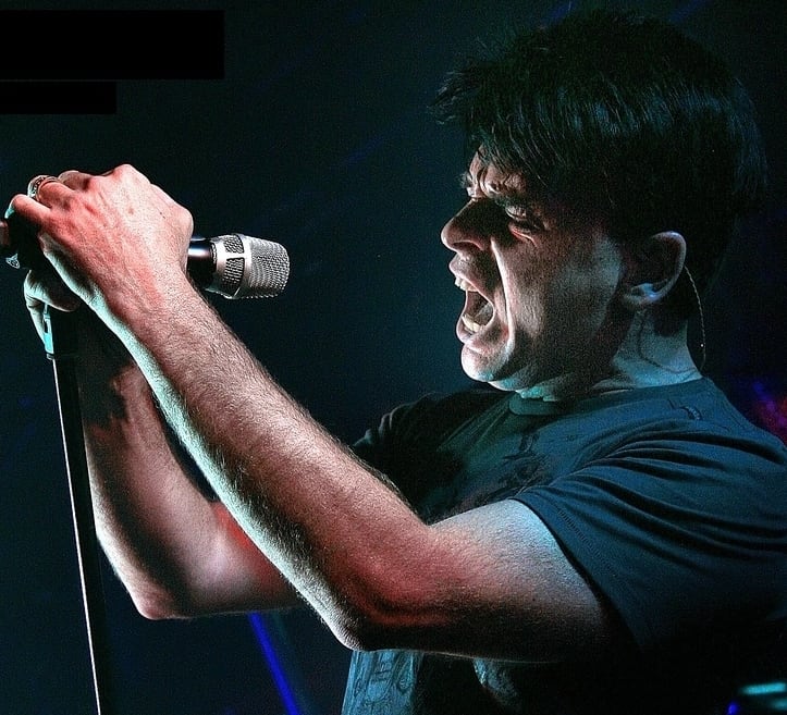 Gary Numan relató cómo David Bowie lo excluyó de una presentación por considerar que imitaba su estilo musical y artístico (Wikimedia)