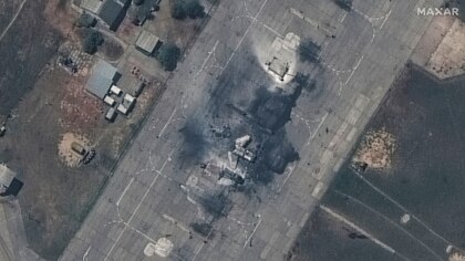 Imágenes satelitales revelaron que un bombardeo ucraniano destruyó tres aviones rusos e infraestructura en una base aérea de Crimea