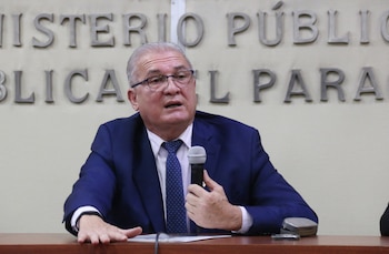 Fotografía de archivo del 14 de marzo de 2024 del fiscal general de Paraguay, Emiliano Rolón, en una rueda de prensa en Asunción (Paraguay). EFE/ Nina Osorio