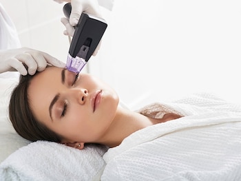 El auge de la cirugía estética desde los años ochenta consolidó los procedimientos como servicios masivos y accesibles para el público general (Europa Press)