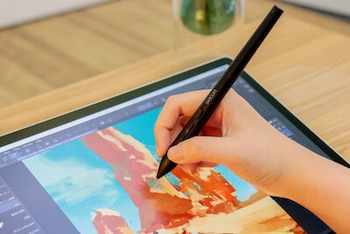 Una persona usa una tablet en un aula
PR Newswire
TOKIO, 12 de mayo de 2026