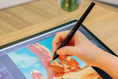 Una persona usa una tablet en un aula
PR Newswire
TOKIO, 12 de mayo de 2026