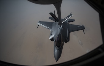 Un aviador que pilotea un F-35A Lightning II recibe combustible de un KC-135 Stratotanker del 28º Escuadrón de Reabastecimiento Aéreo Expedicionario
(Keifer Bowes/Fuerza Aérea de EEUU/Polaris)