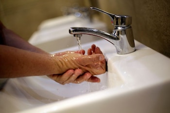 Un hombre lavándose las manos
