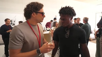 Memo Ochoa le juega broma al influencer IShowSpeed en el Apple Event 2026
