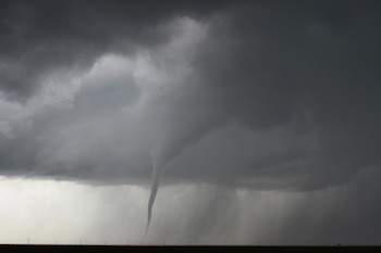 Un raro tornado anticiclónico se