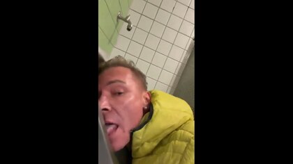 Un político alemán comparte un video en el que se le ve lamiendo retretes y escobillas en los baños de una estación de tren