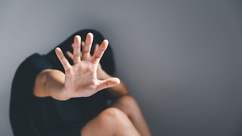 Una mujer se protege de