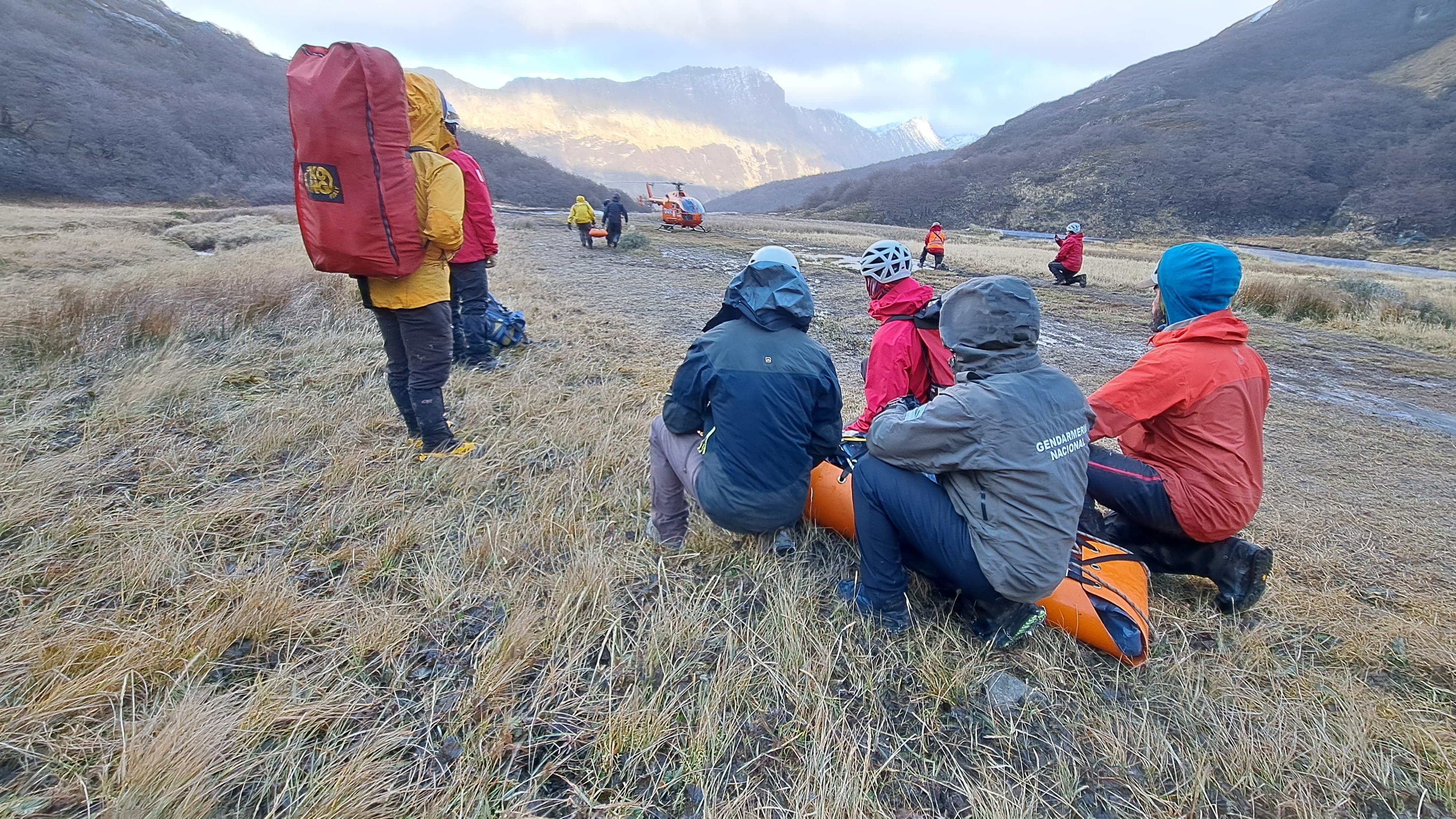La evacuación de los cuerpos incluyó el uso de camillas especiales y el traslado aéreo mediante helicóptero hasta la ciudad de Ushuaia