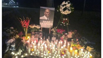 Flores y velas fueron dejadas