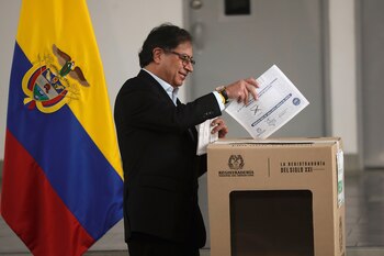 El presidente colombiano Gustavo Petro criticó el sistema electoral colombiano - crédito Iván Valencia/AP