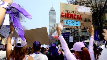 8M CDMX: policía retira objetos