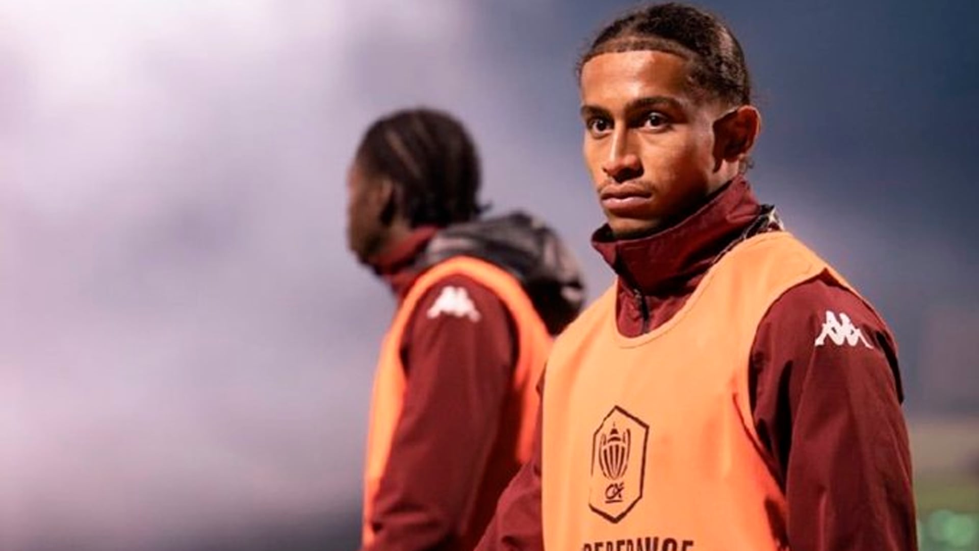 Quién es el futbolista que sufrió heridas de gravedad en la explosión en un bar suizo que conmueve a toda Europa