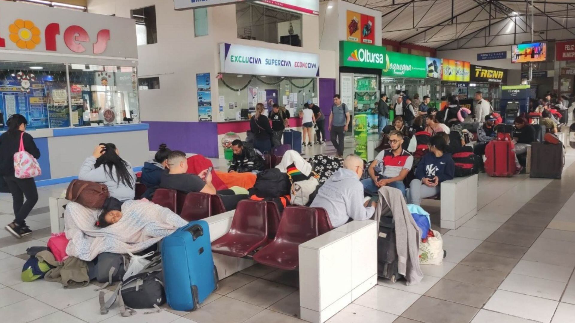 Ya son seis días que ciudadanos en Tacna no pueden viajar a Lima vía terrestre por la protesta minera. Extranjeros han sido afectados por la medida | Foto cortesía: Radio Uno