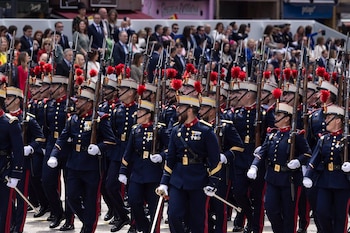 Varios militares desfilan durante el