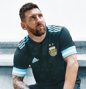 Lionel Messi posó con la nueva camiseta de la Selección (@Argentina)