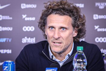 Diego Forlán presentó su primera prelista de convocados como director técnico de Uruguay (EFE/ Gaston Britos)