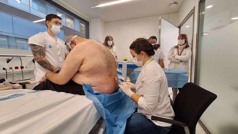Equipo del Hospital Germans Trias administrando el tratamiento con tofersen