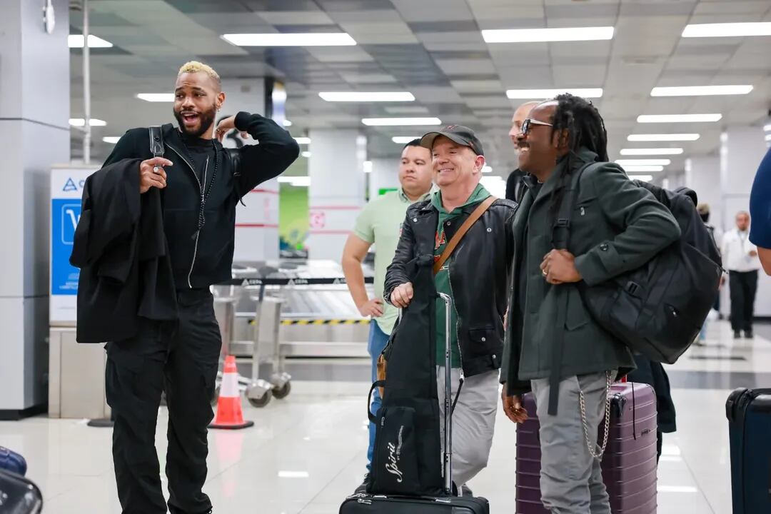 Integrantes del staff de Shakira arriban al Aeropuerto Internacional de El Salvador con su equipaje, listos para iniciar los preparativos de la residencia musical en el Estadio Mágico González (Foto cortesía Que Chivo aquí).