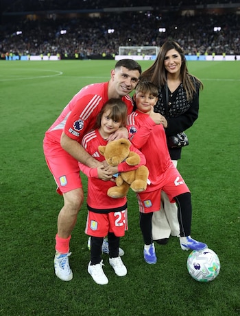 Dibu Martínez durante los festejos de hoy del Aston Villa