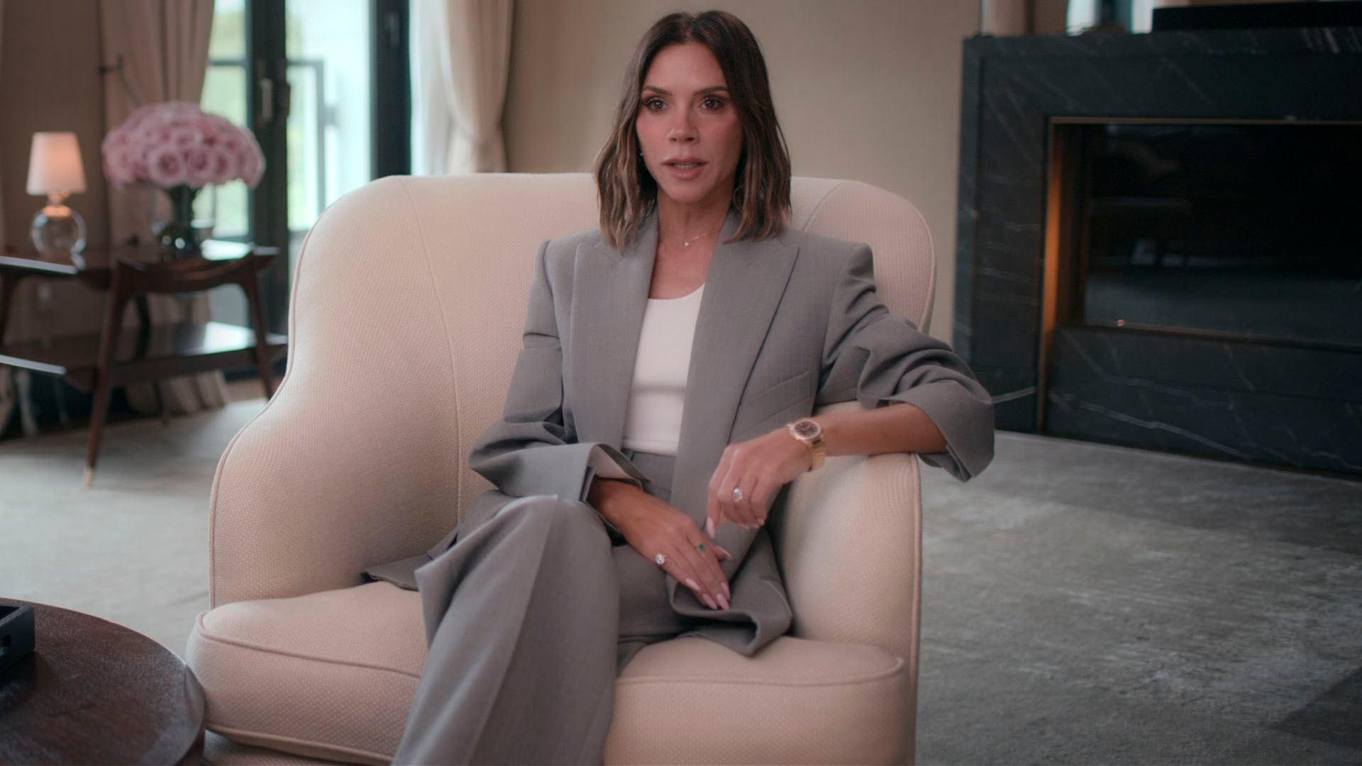 Victoria Beckham suma relojes y anillos metálicos para transformar la sobriedad del traje sastre en un look memorable