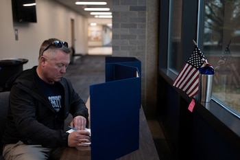 El conflicto por el voto por correo podría volver a la Corte Suprema de Estados Unidos después de la audiencia prevista para el 3 de septiembre. (REUTERS/Hannah Beier)