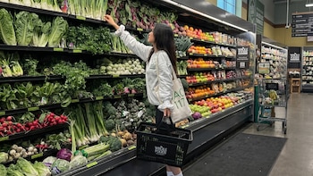 Los mexicanos siguen gastando, pero cada vez les alcanza menos: esto dice el INEGI