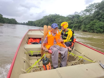 Albergues temporales reciben a personas evacuadas tras las crecidas de ríos en el Caribe costarricense, en coordinación con la CNE (Cortesía: Benemérito Cuerpo de Bomberos de Costa Rica).