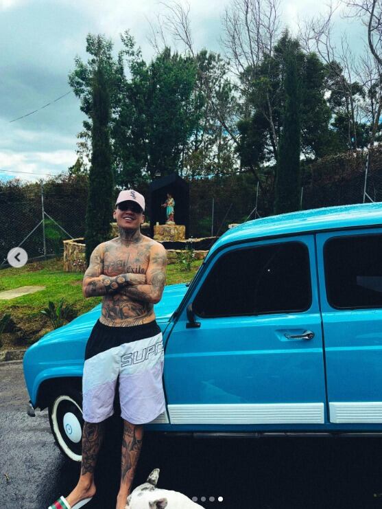 Stiven Mesa Londoño utiliza la imagen del vehículo antiguo para resaltar el valor de la humildad frente al éxito y los logros materiales - crédito blessd / Instagram