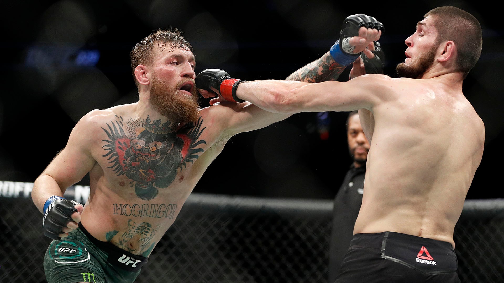 Khabib señaló que la pelea con Conor McGregor desbordó el deporte, reveló que su retiro ya estaba decidido antes del combate con Justin Gaethje y dijo que ordenó su carrera según el Salah (AP)