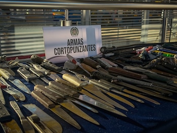 La Policía Metropolitana de Bogotá incautó más de 25.000 armas blancas en Transmilenio durante 2026 con el Plan Desarme - crédito Mebog