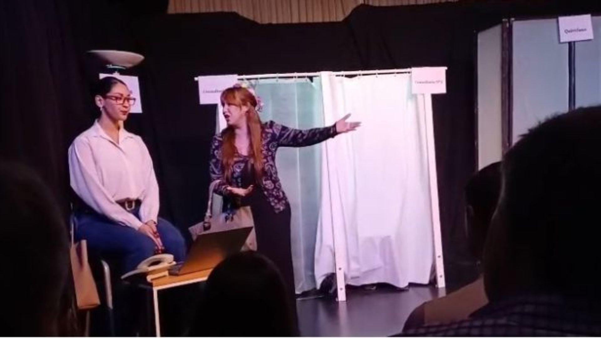 La escenografía recrea la sala de espera de una clínica en crisis, escenario ideal para el delirio y la crítica