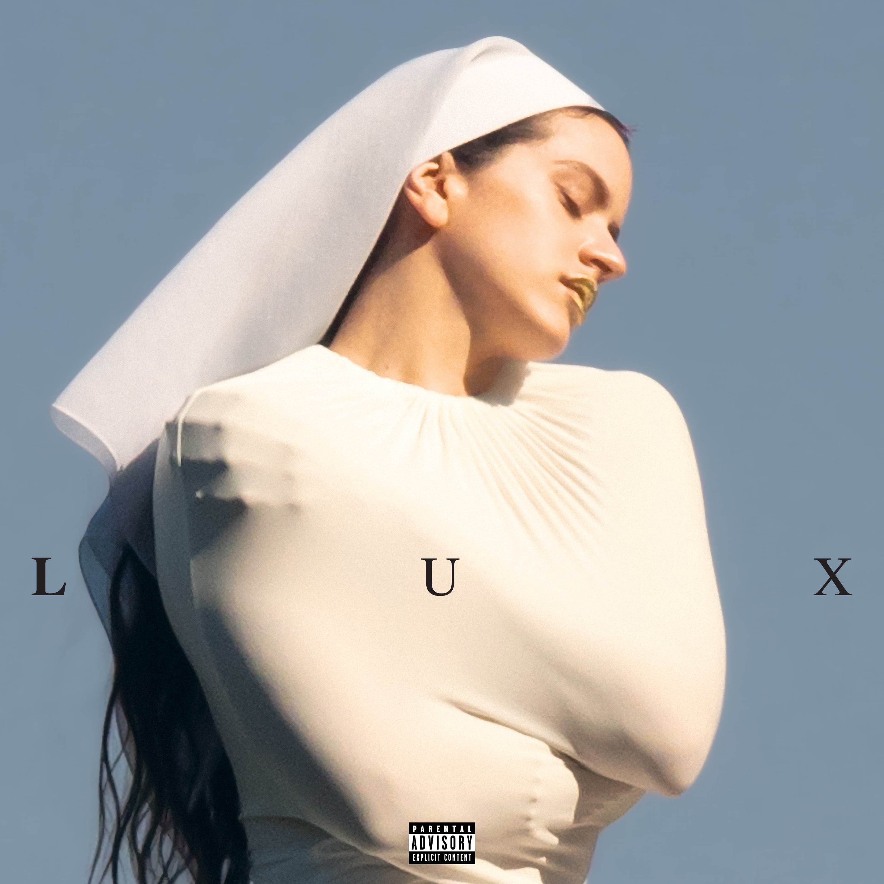En la era LUX, el blanco, el marfil y los velos se volvieron elementos centrales de su imagen (Columbia Records via AP)