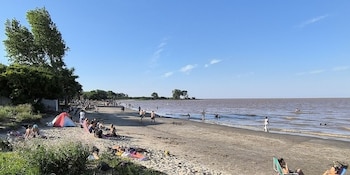 Punta Indio propone actividades como deportes náuticos, cabalgatas, observación astronómica y festividades culturales locales a lo largo del año (Wikipedia)