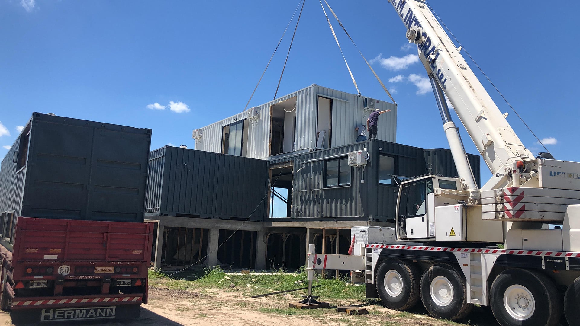 Cada contenedor fue trasladado por separado en un camión. Viajaron unos 160 km, desde Rafaela hasta Cayastá