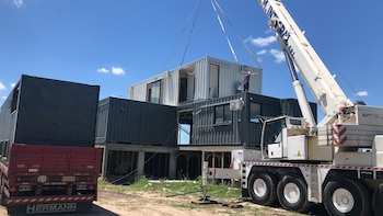 Construyeron una mansión con once containers en el campo y con vista al río: “Es como un Tetris, se puede seguir ampliando”