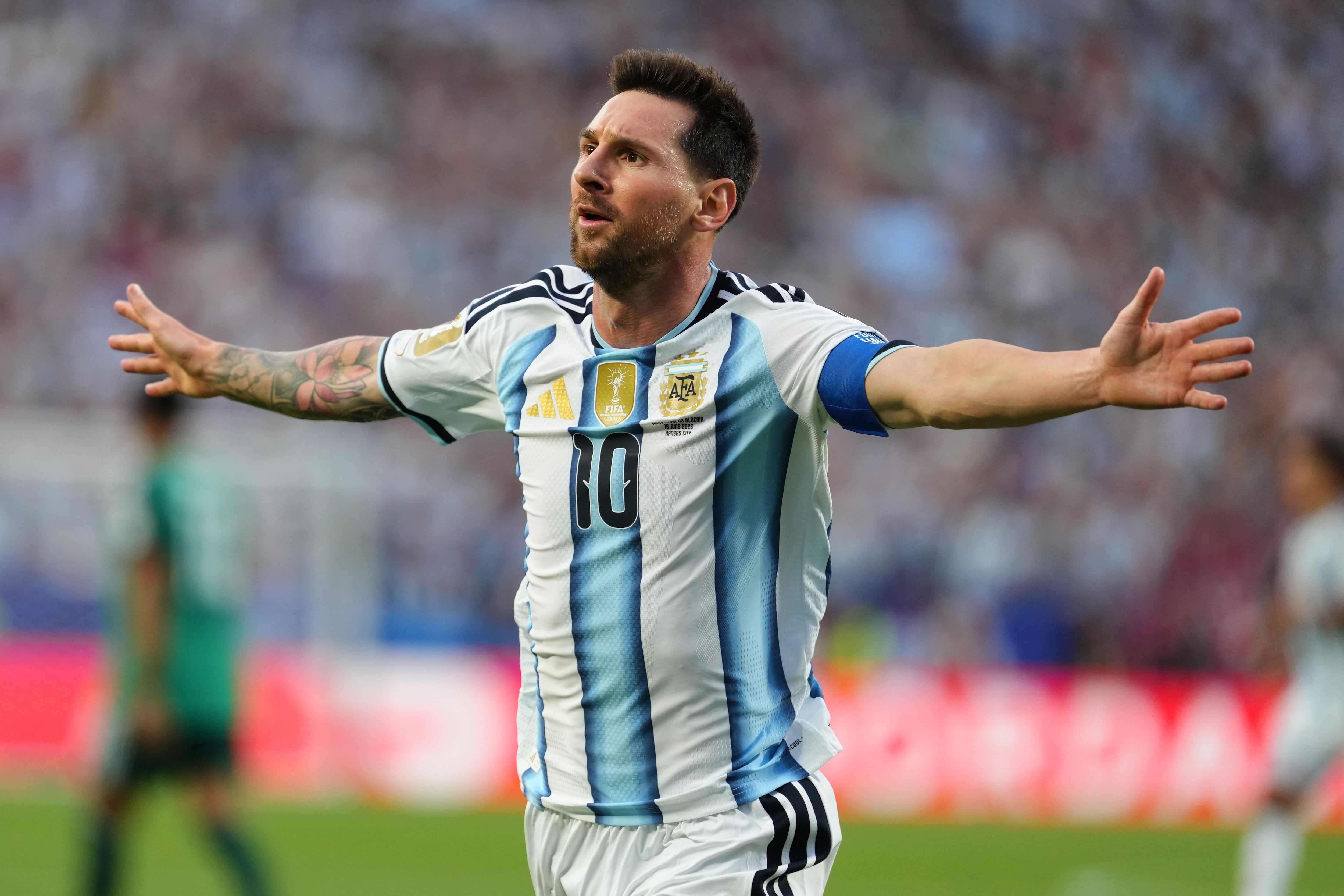 Messi marcó un triplete en su debut contra Argelia (AP)