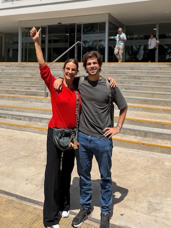 Nequi Galotti posa radiante y