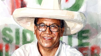 Primer plano de una ilustración en acuarela del rostro de Roberto Sánchez, sonriendo, con gafas y un sombrero blanco. El fondo es un lavado abstracto de colores verde y rojo.