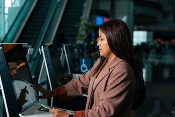 El aeropuerto incorporó modernos sistemas de inspección de equipaje y auto chequeo, agilizando los procesos para salidas internacionales. Crédito: AERIS