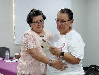 El taller Mujer en Equilibrio complementa la ayuda material con empoderamiento, resiliencia y acompañamiento emocional para sobrevivientes de cáncer. (Foto Infobae / A. Parada)