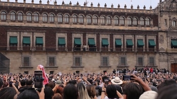 BTS en Palacio Nacional: así fue el momento en que bomberos rociaron a las ARMYs que esperaban el saludo