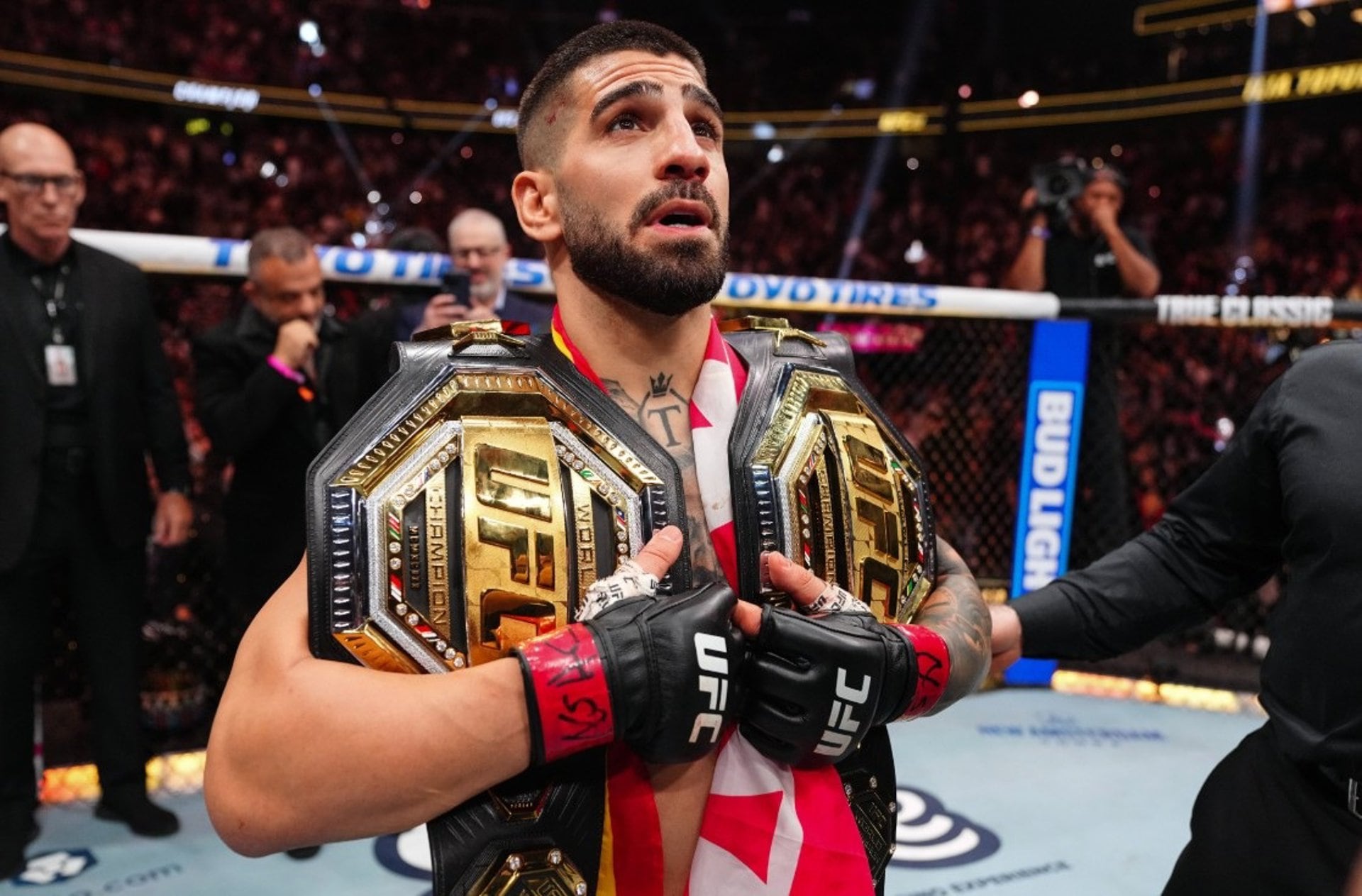Ilia Topuria con sus dos cinturones de la UFC. (UFC/Europa Press)