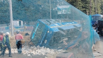 Un bus del Sitp se volcó en una obra de TransMilenio en el suroccidente de Bogotá: hay tres heridos y afectaciones en la movilidad