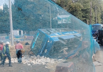 El accidente de tránsito en Kennedy implicó el volcamiento de un bus del SITP en plena obra de TransMilenio - crédito @BogotaTransito/X